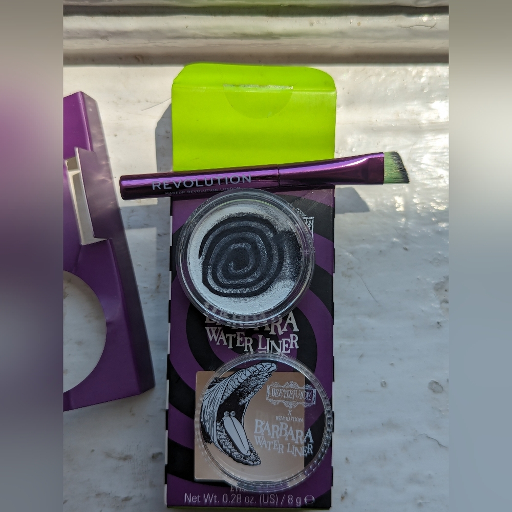 Makeup Revolution Beetlejuice Eyeshadow palette & Waterliner - Picture 3 of 6